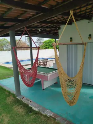 Um jardim no exterior de Sitio Beira Lago