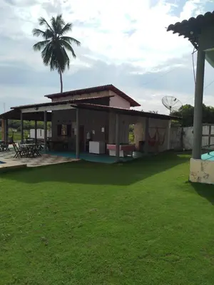 Um jardim no exterior de Sitio Beira Lago