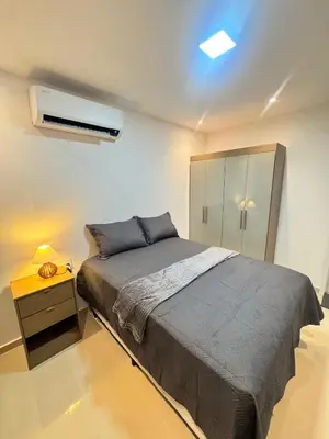 Uma cama ou camas num quarto em AP completo próx ao Shopping com piscina, garagem e ar