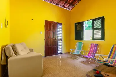 Uma área de estar em Casa Amarela em Icaraí de Amontada | by Aquarela