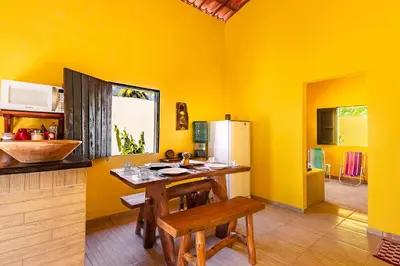 A cozinha ou kitchenette de Casa Amarela em Icaraí de Amontada | by Aquarela