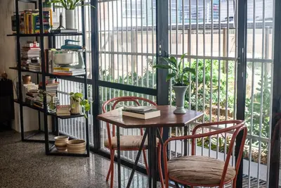 Um restaurante ou outro lugar para comer em Quarto no bairro Meireles à 50m da Beira-Mar