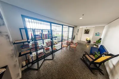 Uma área de estar em Quarto no bairro Meireles à 50m da Beira-Mar