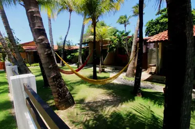 Um jardim no exterior de Pousada do Sol