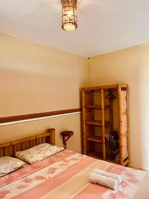 Uma cama ou camas num quarto em Ondas do Mar