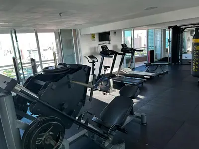 O centro de fitness e/ou as comodidades de fitness de studio de iracema