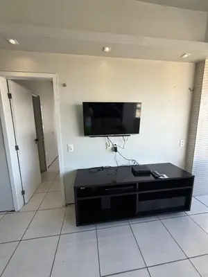 Uma televisão e/ou sistema de entretenimento em 756 Golden Flat Fortaleza Frente Mar