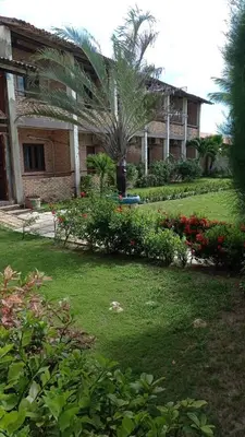 Um jardim no exterior de Hotel das Falésias Praia das Fontes