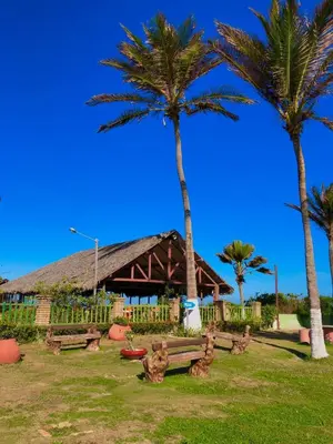 Um jardim no exterior de Hotel das Falésias Praia das Fontes