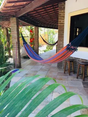 Um jardim no exterior de CASA JERI com Pescina