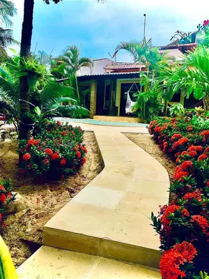 Um jardim no exterior de CASA JERI com Pescina