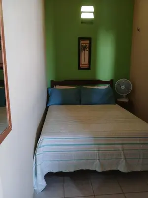 Uma cama ou camas num quarto em Kitnet 150m da praia