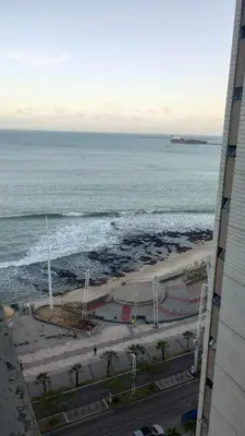 Uma vista do mar geral ou uma vista do mar a partir do apartamento
