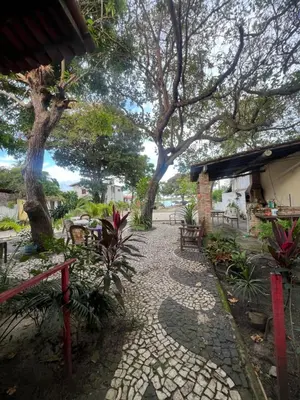 Um jardim no exterior de Paraíso jeri