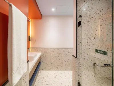 Uma casa de banho em ibis Styles Fortaleza Shopping Giga Mall