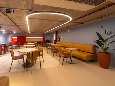 Uma área de estar em ibis Styles Fortaleza Shopping Giga Mall