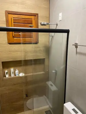 Uma casa de banho em Linda Casa de Praia Família com até 10 pessoas