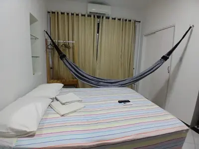 Uma cama ou camas num quarto em Sua acomodação pertinho de tudo!!