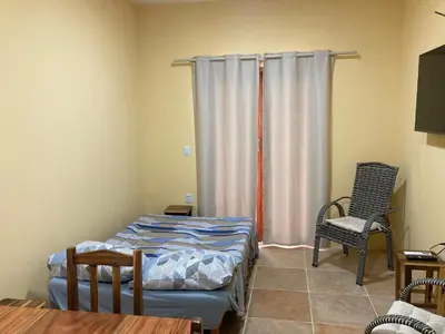 Uma cama ou camas num quarto em Jeri Cottage