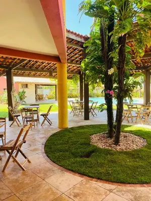 Um jardim no exterior de Kite Bistro