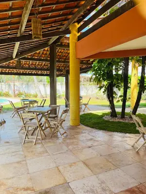 Um jardim no exterior de Kite Bistro