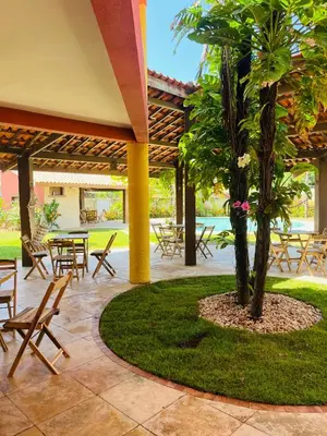 Um jardim no exterior de Kite Bistro