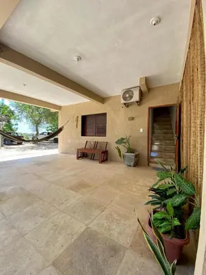 Um jardim no exterior de Cata residence