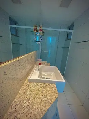 Uma casa de banho em Palm Beach Cobertura Duplex ao lado do Beach Park