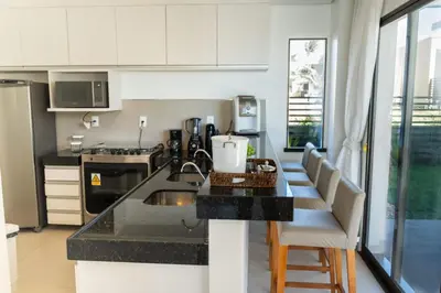 A cozinha ou kitchenette de The Coral Beach Resort