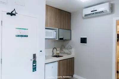 A cozinha ou kitchenette de Apartamento Pé na Areia ao Lado do Beach Park - Conforto e Localização Imbatível