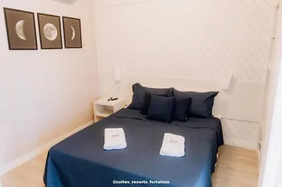 Uma cama ou camas num quarto em Apartamento Pé na Areia ao Lado do Beach Park - Conforto e Localização Imbatível