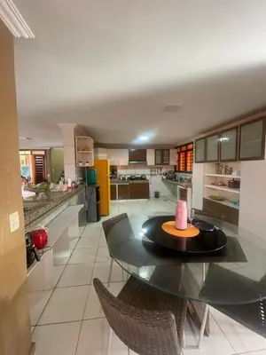 Uma área de estar em Duplex à 800 mts do Beach Park COM 5 suítes