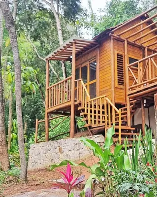 Um jardim no exterior de Natural Harmony Bungalow