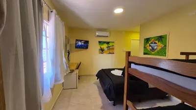 Uma televisão e/ou sistema de entretenimento em Pousada Ceará - Porto das Dunas