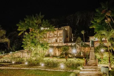 Um jardim no exterior de Eagle Boutique Hotel