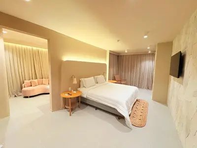 Uma cama ou camas num quarto em Eagle Boutique Hotel