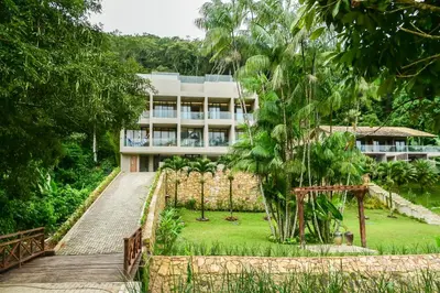 Um jardim no exterior de Eagle Boutique Hotel