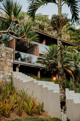 Um jardim no exterior de Eagle Boutique Hotel