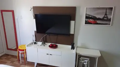 Uma televisão e/ou sistema de entretenimento em Hotel Tabajara Apto 406