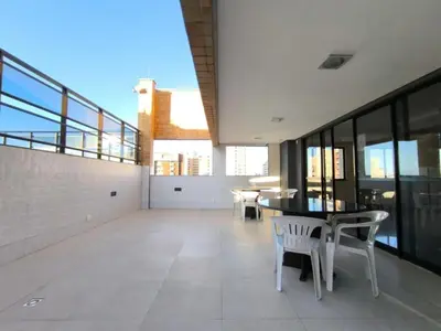 Uma varanda ou terraço em Apê de 2 quartos reformado e decorado a 100m da Beira Mar