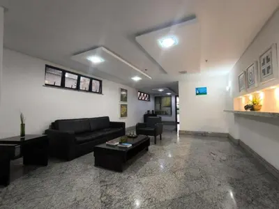 Uma área de estar em Apê de 2 quartos reformado e decorado a 100m da Beira Mar