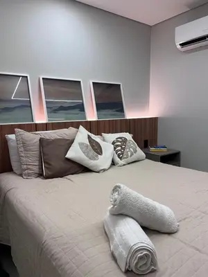 Uma cama ou camas num quarto em Studio Pérola com Rooftop Vista para o Mar