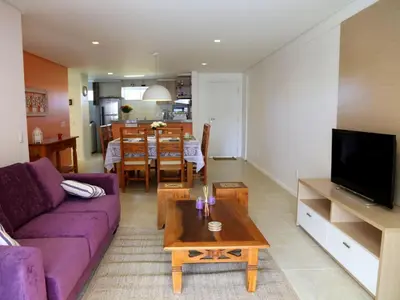 Uma televisão e/ou sistema de entretenimento em Apartamento de 3 quartos vista para o mar, Porto das Dunas