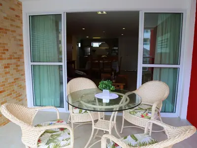 Uma área de estar em Apartamento de 3 quartos vista para o mar, Porto das Dunas