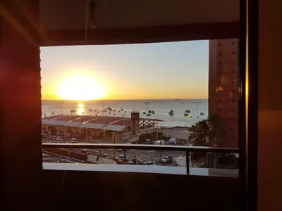 Uma vista do mar geral ou uma vista do mar a partir do apartamento