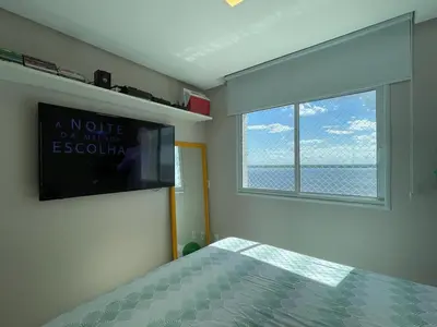 Uma televisão e/ou sistema de entretenimento em Apartamento com vista para o mar - Caravelli
