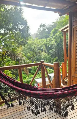 Um jardim no exterior de Bangalô Harmonia Natural