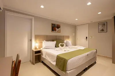 Uma cama ou camas num quarto em Aira Hotel