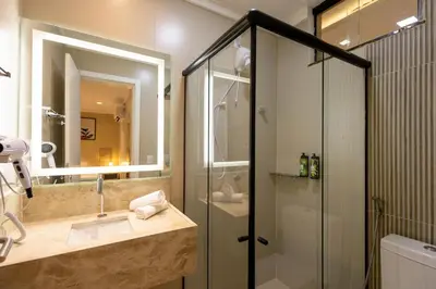 Uma casa de banho em Aira Hotel