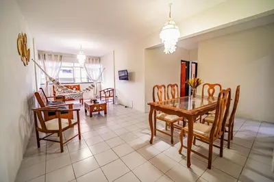 Uma área de estar em Apartamento a 1 quadra da praia